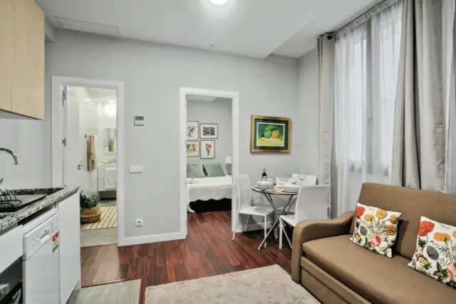 Vista general del apartamento LEMON con cocina y dormitorio