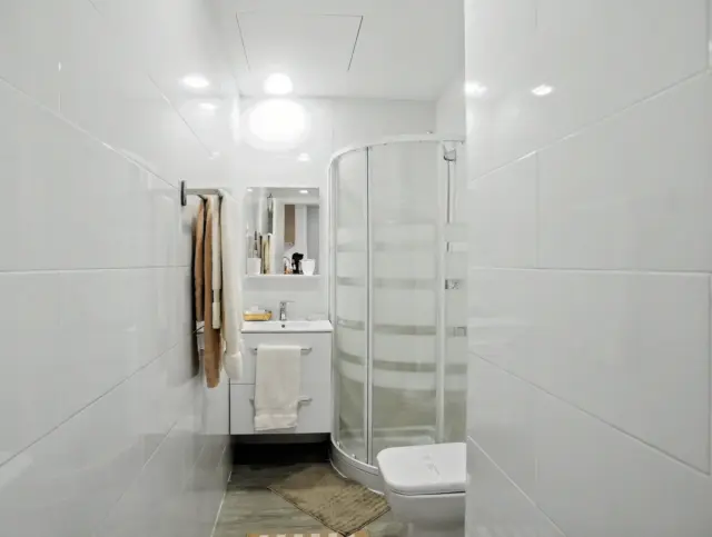 Baño completo del apartamento LEMON con ducha