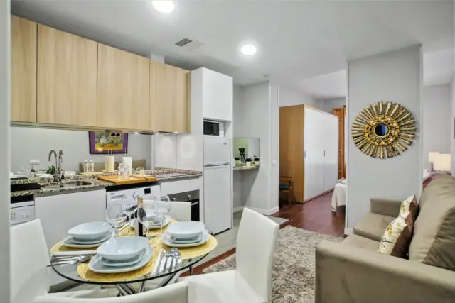 Cocina abierta y comedor del apartamento SILVER