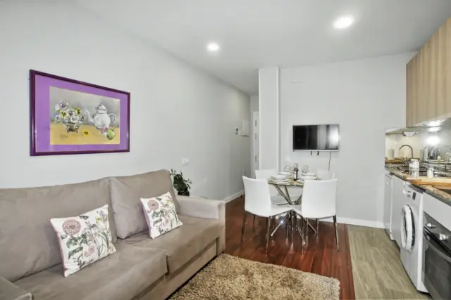 Salón del apartamento SILVER con mesa integrada