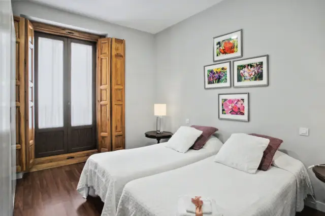 Dormitorio del apartamento SILVER con balcón