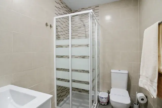 Baño completo del apartamento SILVER con mampara