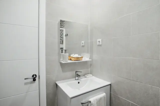 Baño moderno del apartamento SILVER con ducha