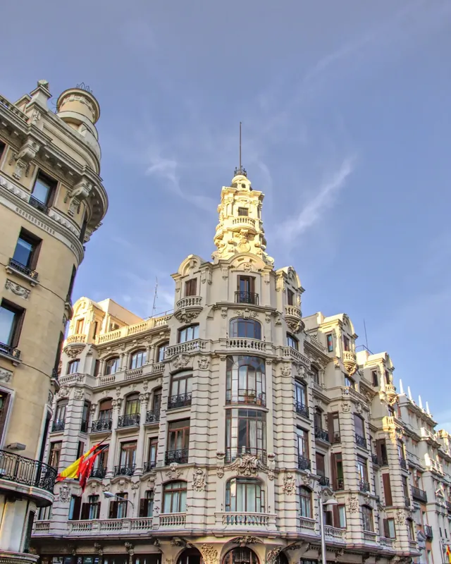 Fachada histórica en Gran Vía Madrid