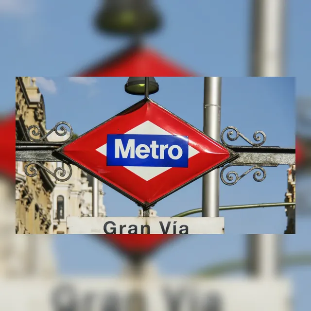 Entrada de Metro cercana a Gran Vía Madrid